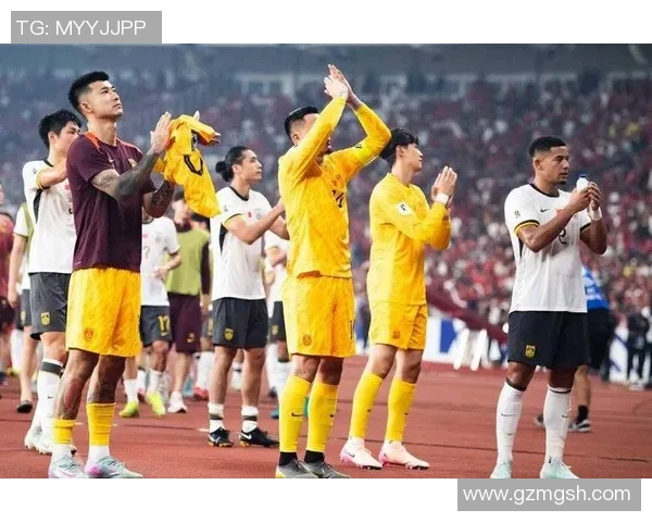 足球明星愤怒发声后将话筒扔掉引发媒体热议与球迷关注